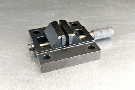 Тиски для зажима образцов материалов для микротвердомеров ПМТ-3/ ПМТ-3М В7