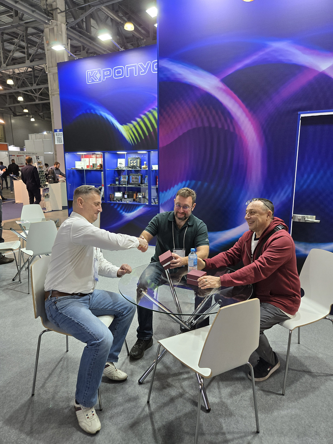 Выставка NDT 2025 - награждение фирменными часами "Восток-7"