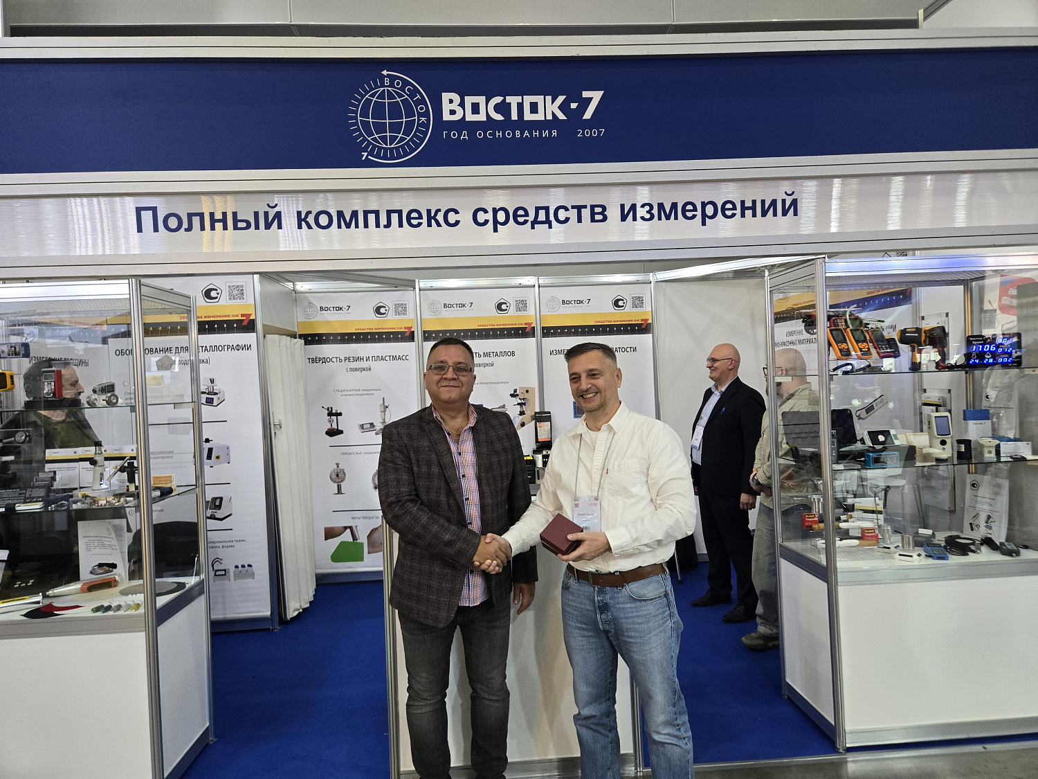 Выставка NDT 2025 - награждение фирменными часами "Восток-7"