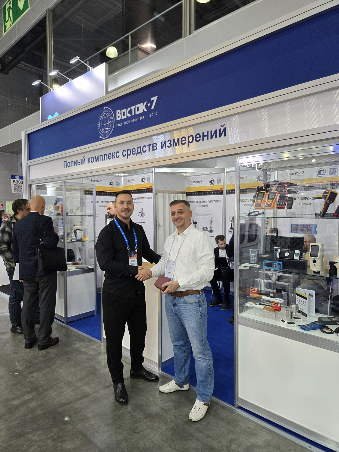 Выставка NDT 2025 - награждение фирменными часами "Восток-7"