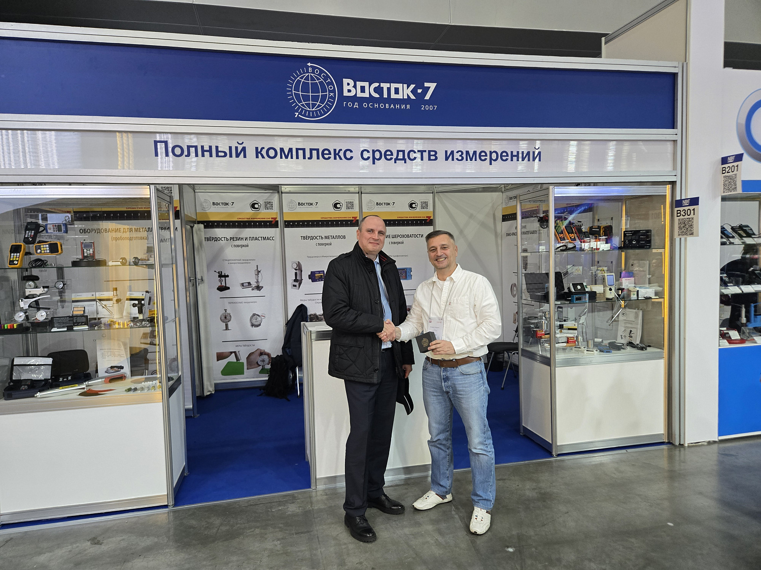 Выставка NDT 2025 - награждение фирменными часами "Восток-7"