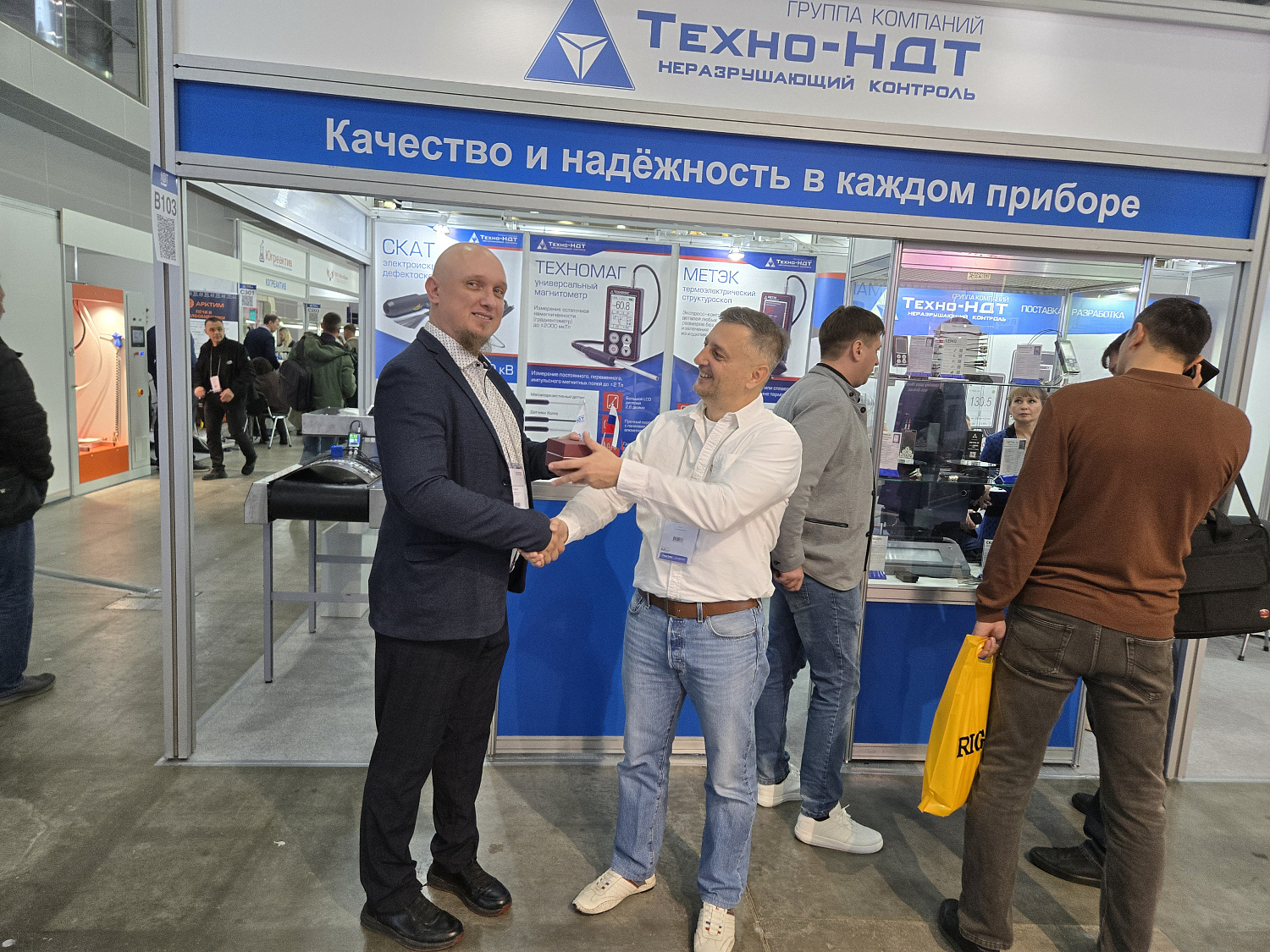 Выставка NDT 2025 - награждение фирменными часами "Восток-7"